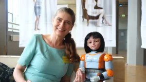 Margo van Kemenade en zorgrobot ISHA